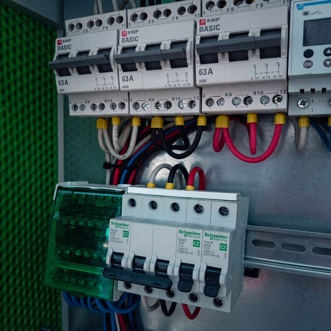 Сборка электрощита — фото работы электромонтажа в Екатеринбурге